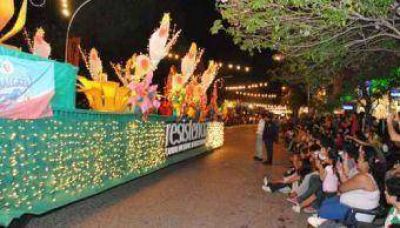 Los estudiantes llenaron de color el centro con el Desfile de Carrozas