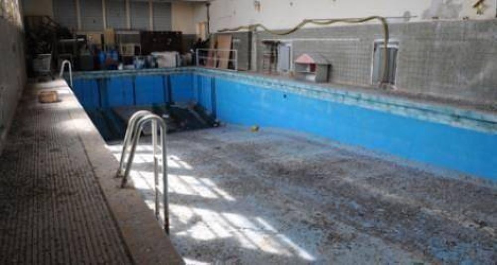 Luego de 10 a�os, iniciar�n las obras para reabrir la pileta del Normal 3