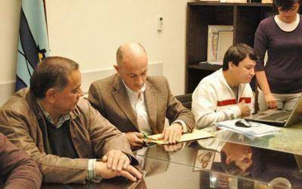 Cotillo presidi� licitaci�n para compra de motoniveladora y cargadora frontal