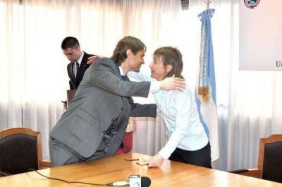 R�os y Sciurano firmaron el convenio de cancelaci�n de deuda hist�rica