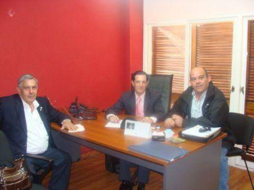 Para nuestra ciudad Brasca se interioriz� en La Plata de la construcci�n de escuelas