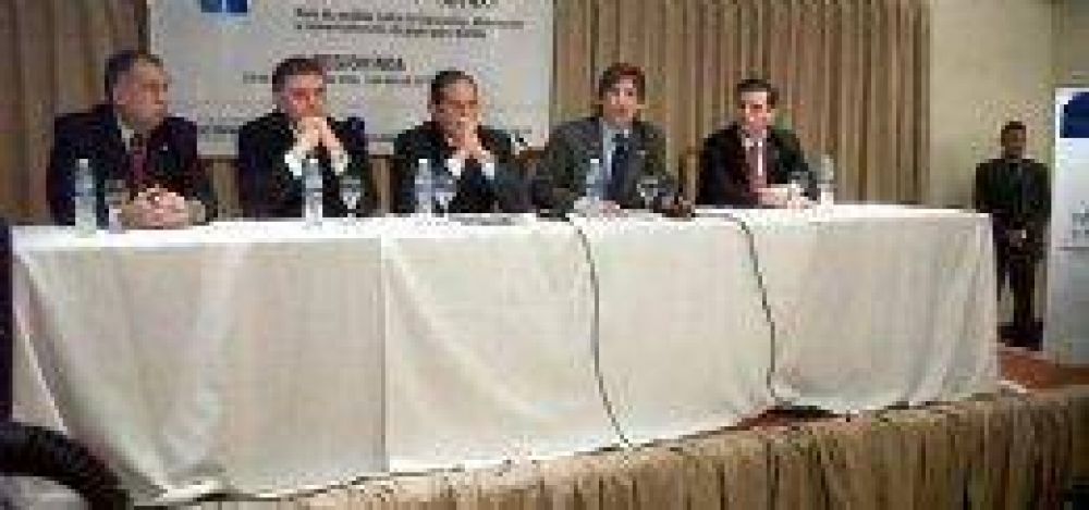 "Los argentinos son bombardeados por informaci�n sesgada"