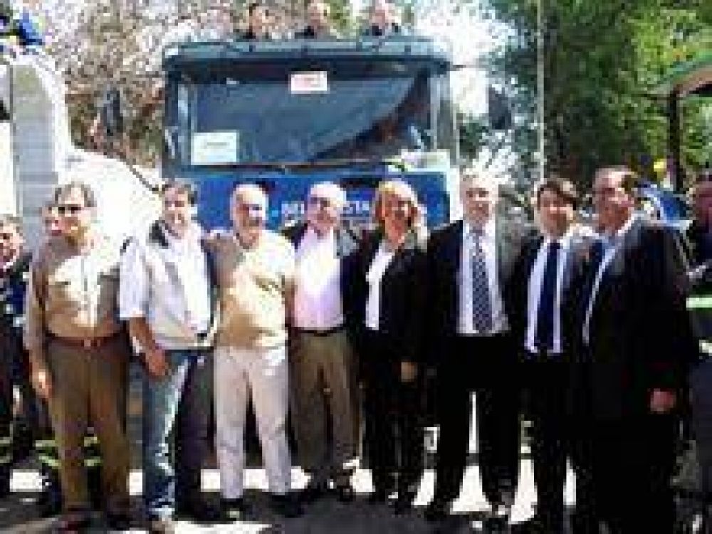 La Municipalidad present� nuevos m�viles y maquinarias en un acto