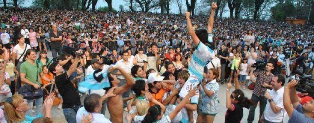 El cierre multitudinario de La Estudiantina desbord� el Parque 2 de Febrero