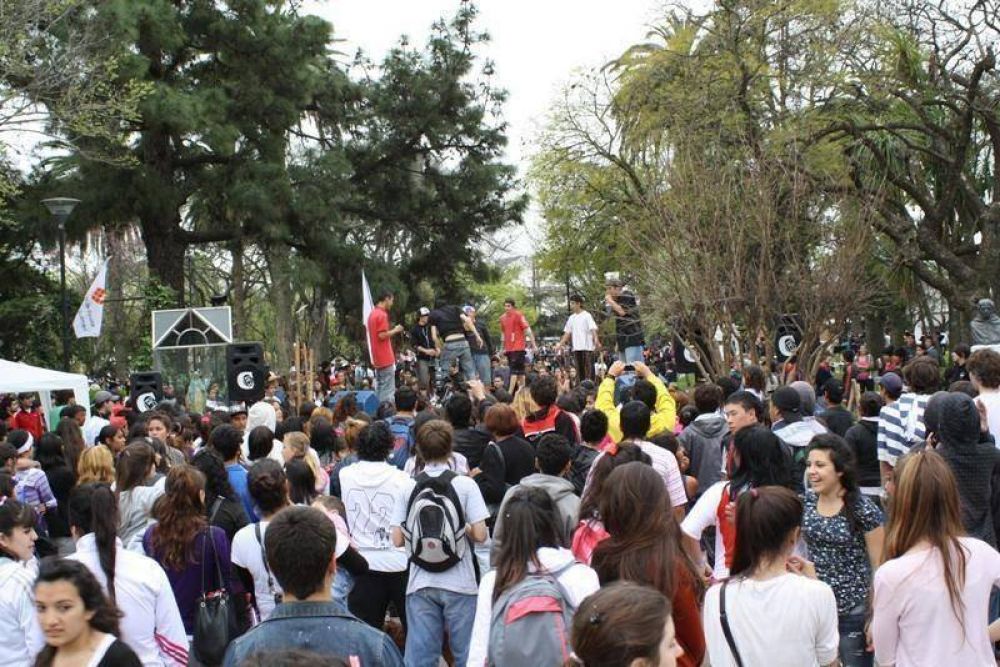 Escobar - LOS JOVENES FESTEJARON EL DIA DE LA PRIMAVERA Y DEL ESTUDIANTE EN BELEN DE ESCOBAR