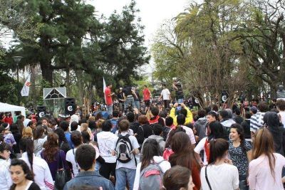 Escobar - LOS JOVENES FESTEJARON EL DIA DE LA PRIMAVERA Y DEL ESTUDIANTE EN BELEN DE ESCOBAR