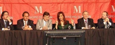 Cristina Kirchner y Lucas Ghi inauguraron la obra de urbanizaci�n del Barrio Carlos Gardel
