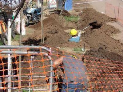Obra de red de agua en los barrios Mart�n de G�emes y Los Almendros