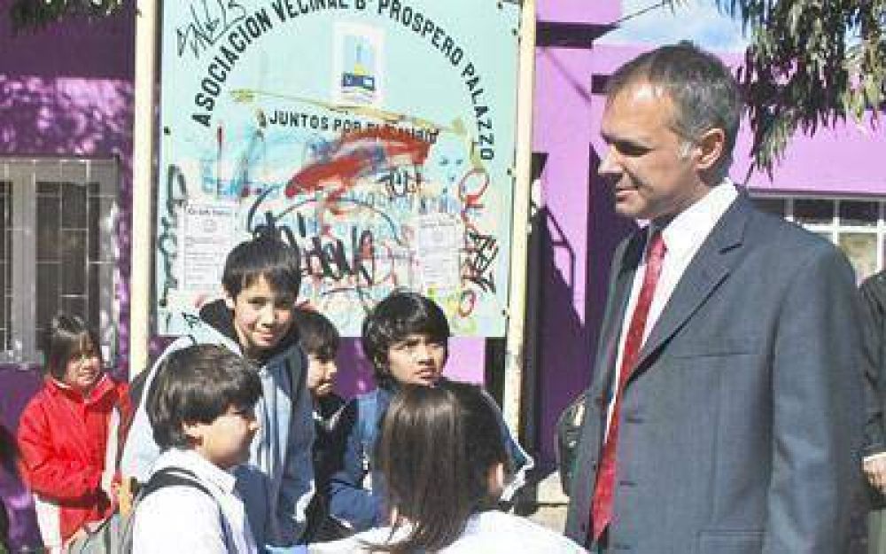 El intendente comprometi� ayuda para reacondicionar la biblioteca de Palazzo