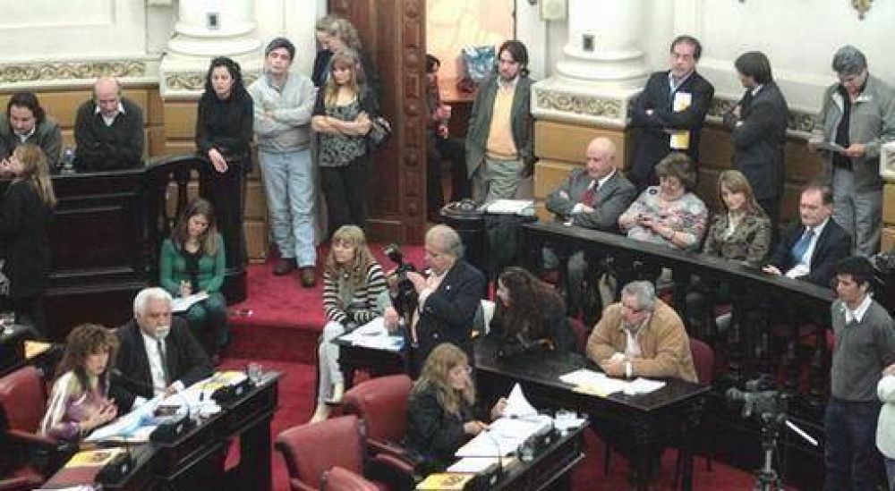 Aprueban re-reforma con happening juecista