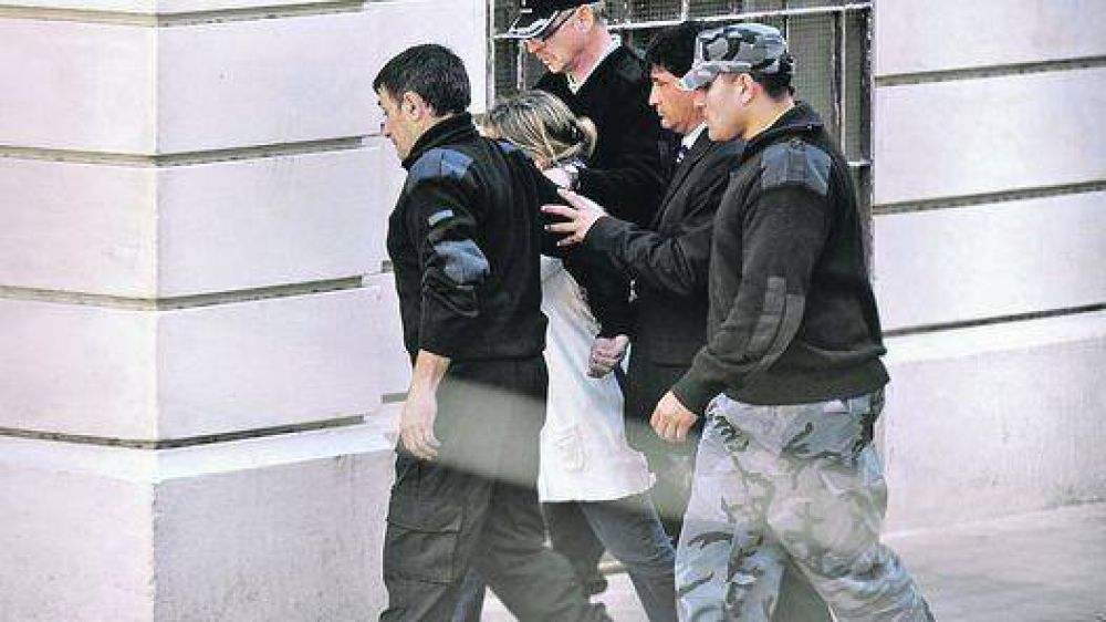 Carolina comprometi� al cajero del banco: �Fue �l�