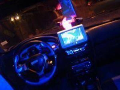 Piden prohibir los reproductores de DVD en los tableros delanteros de los automotores en la ciudad