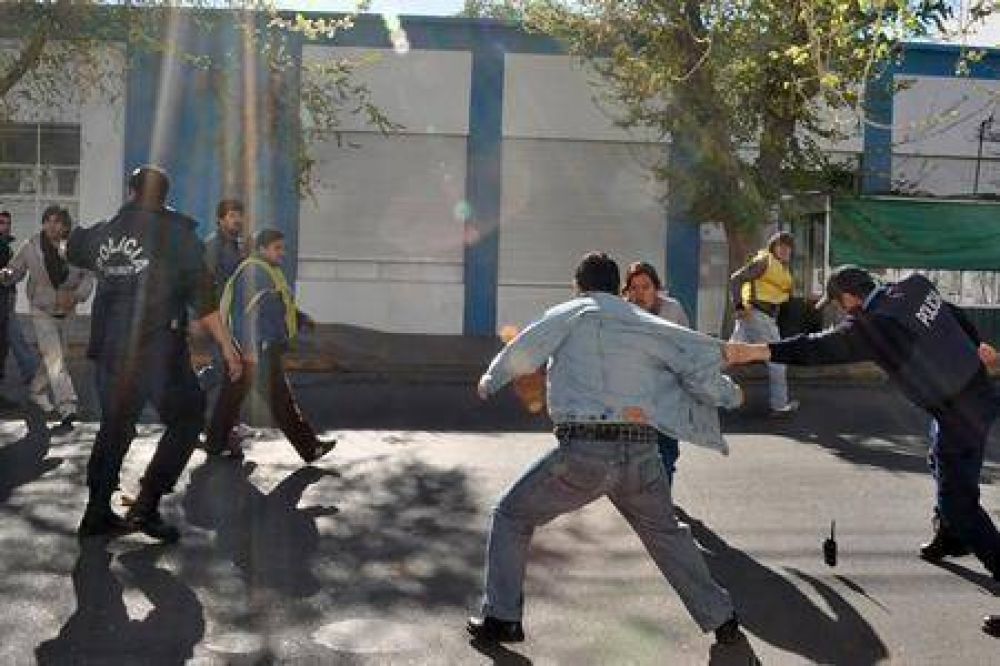 Rawson: Duro enfrentamiento entre piqueteros y los trabajadores
