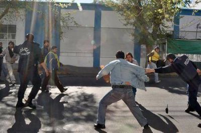 Rawson: Duro enfrentamiento entre piqueteros y los trabajadores