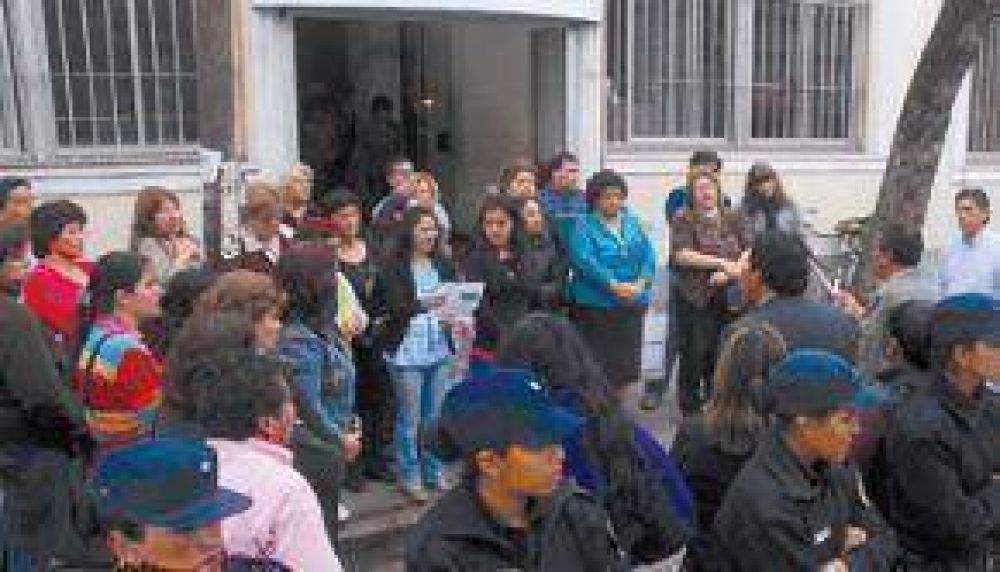 Estatales exigen el cese de la intimidaci�n policial