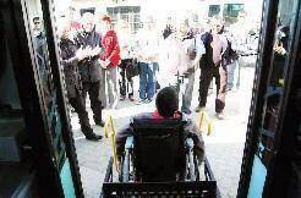 Presentaron transporte adaptado para las personas especiales  Peralta y Cotillo observan el funcionamiento de la flamante unidad.