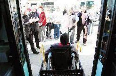 Presentaron transporte adaptado para las personas especiales  Peralta y Cotillo observan el funcionamiento de la flamante unidad.