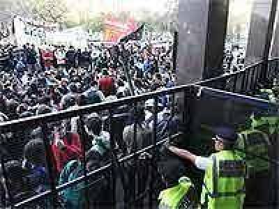 Alumnos secundarios protestaron frente al Ministerio de Educaci�n porte�o