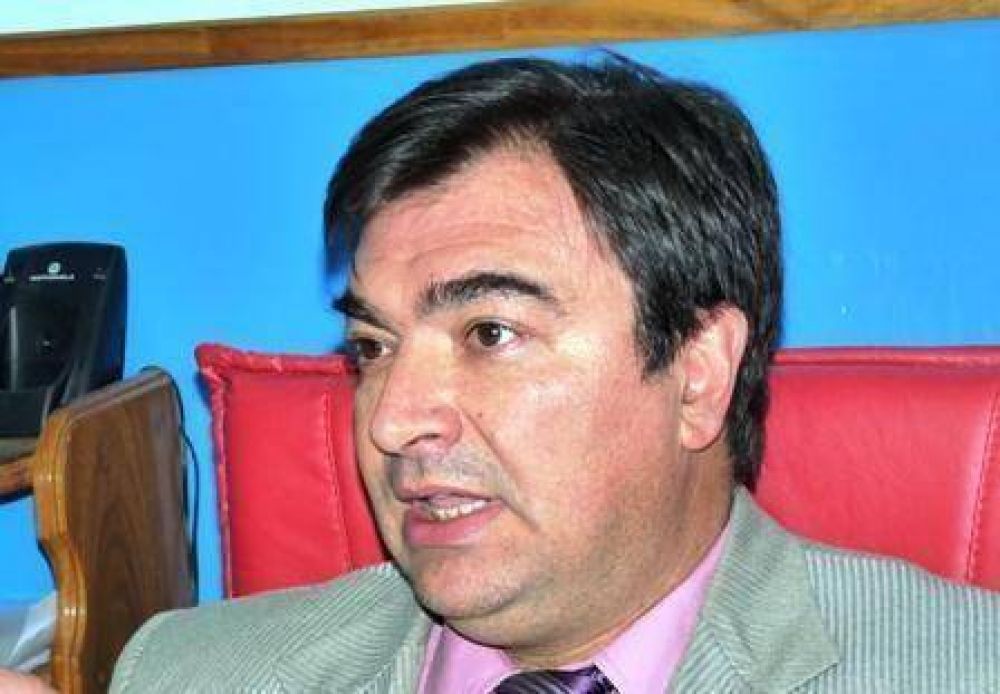 Tenaglia: "Es inconstitucional cobrar doble sueldo"