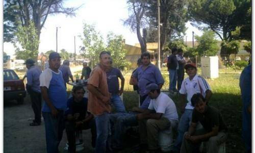 Los trabajadores de Obras Sanitarias est�n de paro hasta que les paguen las extras