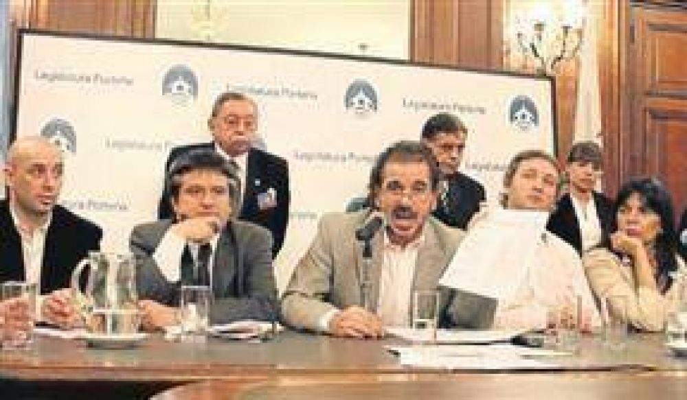 Otra acusaci�n liga a Ibarra con Ciro James