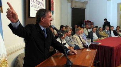 A Schiaretti, los esc�ndalos en su gesti�n lo encuentran en el exterior