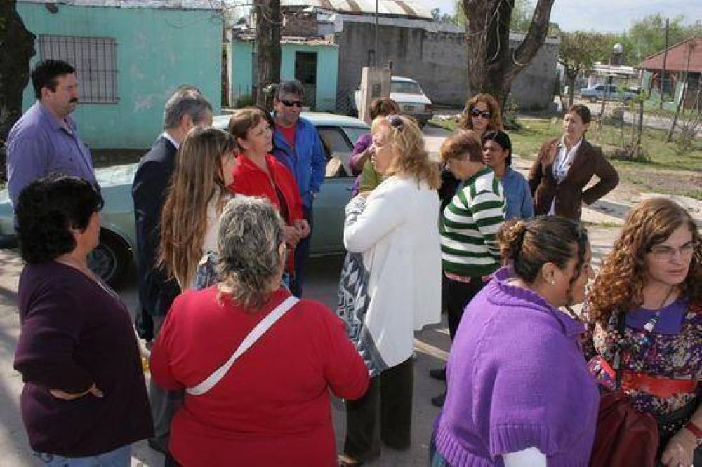  M�s obras para la ciudad: La Intendente Giroldi recorri� obras en el barrio San Felipe
