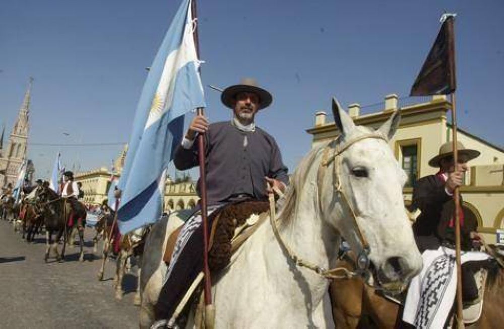 DIFERENTES C�RCULOS CRIOLLOS PASEARON FRENTE A LA BAS�LICA Con el tradicional desfile, finaliz� la 66� Peregrinaci�n Gaucha