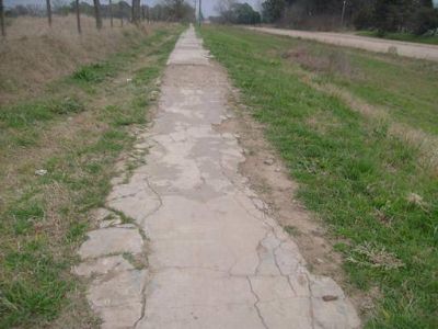 Exigen la reparaci�n de la vereda de acceso al Barrio Belgrano y su puente de ingreso