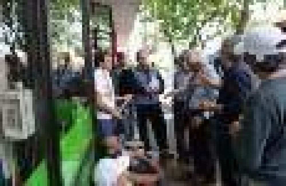 La protesta de empleados de comercio en un supermercado Vea de Maip� moviliz� a la Polic�a y la Justicia