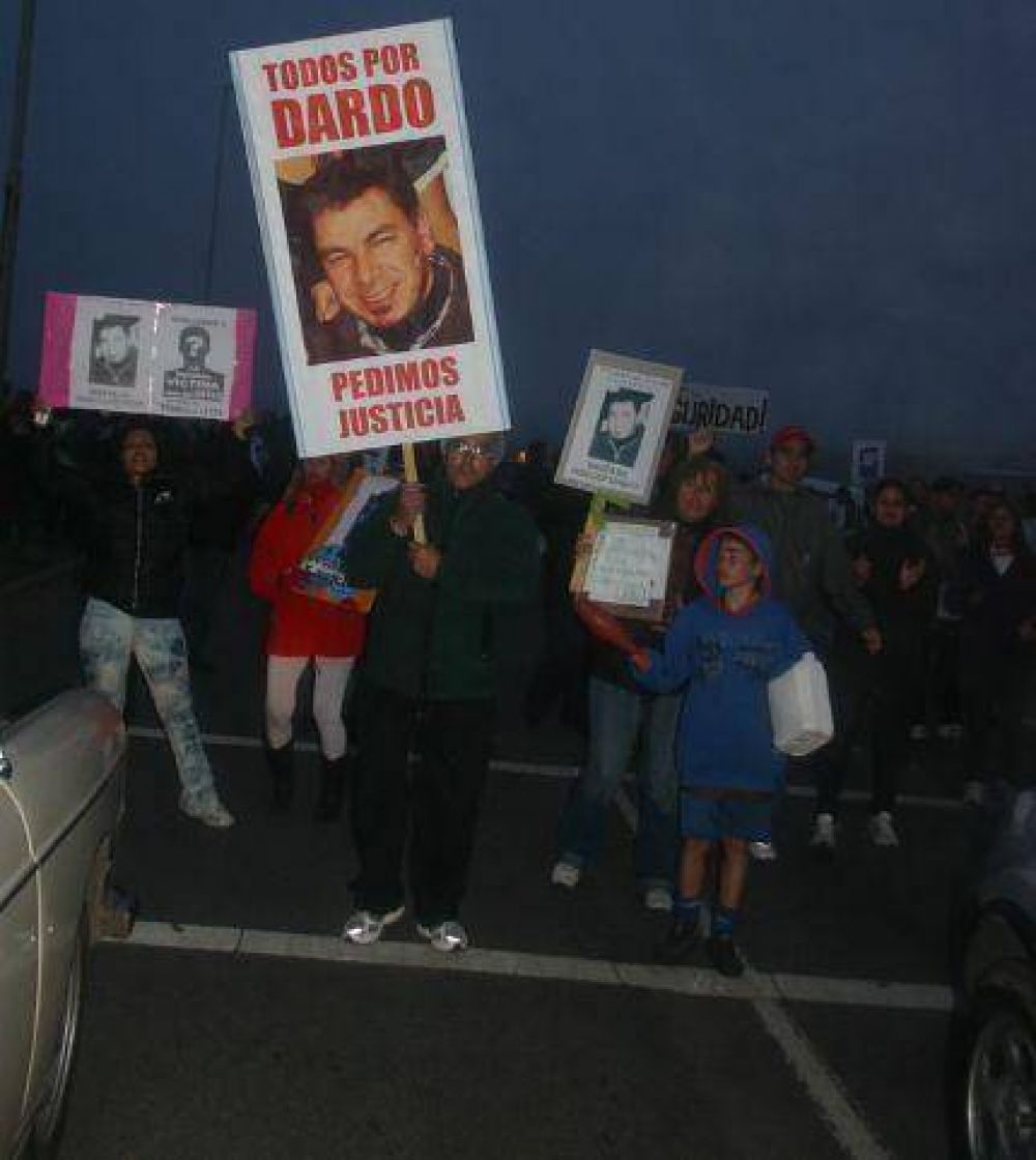 Comerciantes y amigos de Dardo Molina cortaron la Autov�a 226 y se manifestaron ante la casa del Fiscal Mariano Moyano