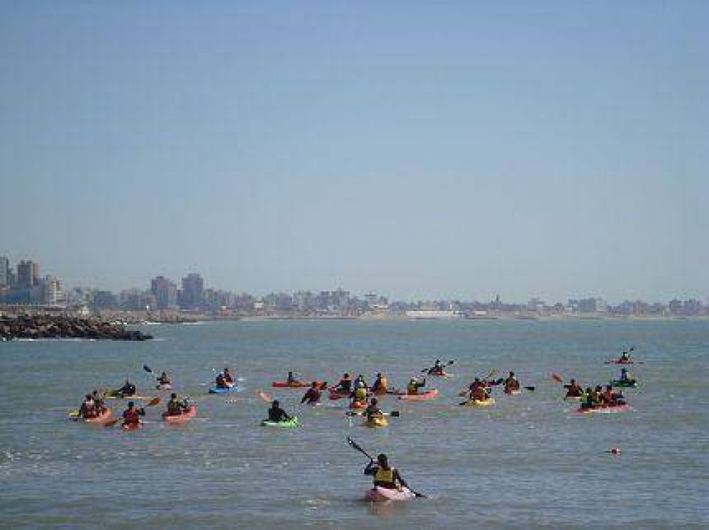 Festejando la primavera, un centenar de kayakistas pintaron el mar de colores