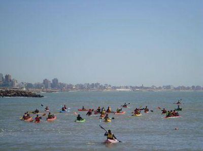 Festejando la primavera, un centenar de kayakistas pintaron el mar de colores