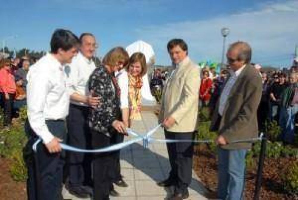 El Municipio inaugur� la Plaza Domingo Pastor y la repavimentaci�n de avenida Falucho