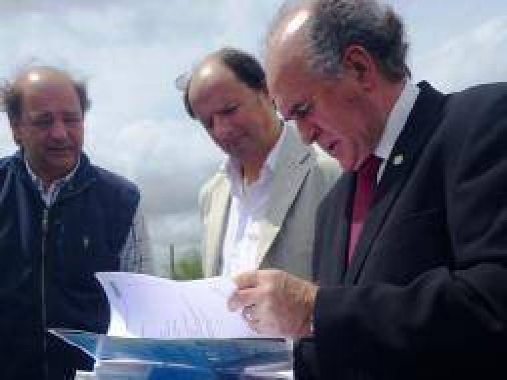 San Pedro: Parrilli visit� la construcci�n del monumento en Vuelta de Obligado