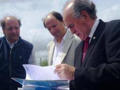 San Pedro: Parrilli visit� la construcci�n del monumento en Vuelta de Obligado