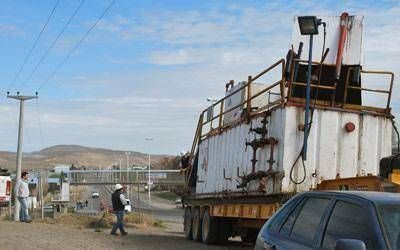 Cami�n pasado de altura averi� un puente peatonal y caus� un caos