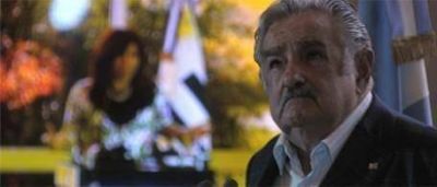 Mujica: "Hay que soportar las cr�ticas de la prensa"