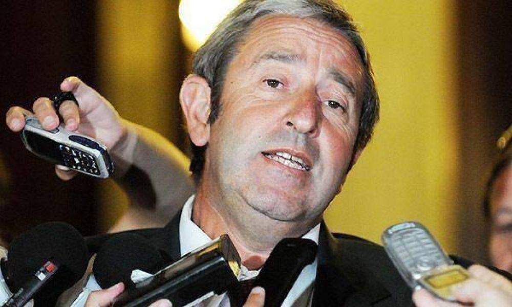 En medio de las cr�ticas del Gobierno, Cobos da un premio al ex fiscal Strassera