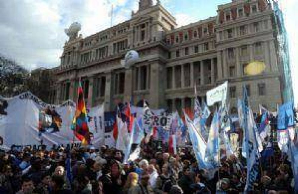 Crece la embestida oficialista contra la Justicia