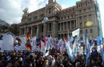 Crece la embestida oficialista contra la Justicia