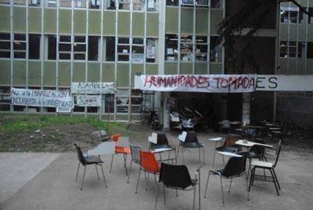 Alumnos mantienen tomada la Facultad de Humanidades