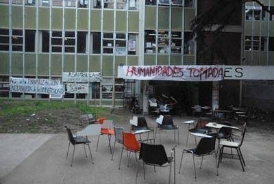 Alumnos mantienen tomada la Facultad de Humanidades