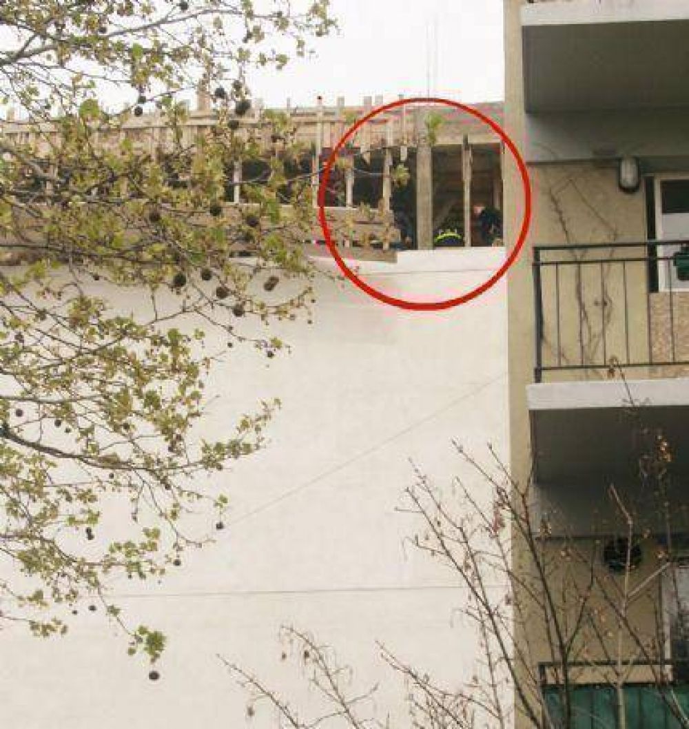 Un obrero de la construcci�n se mat� al caer de un 8� piso de una obra que realiza el Colegio de Martilleros