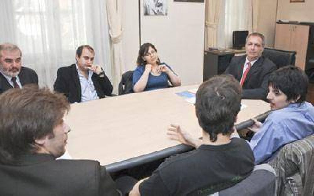 Buzzi recibi� a los j�venes empresarios que organizan �Emprender Chubut 2010�