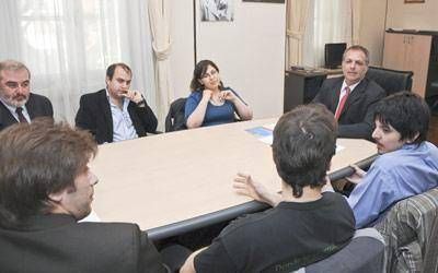 Buzzi recibi� a los j�venes empresarios que organizan �Emprender Chubut 2010�