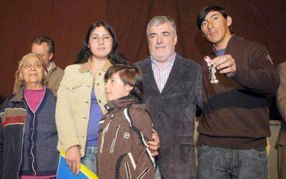 Das Neves entreg� ayer 32 viviendas en Jos� de San Mart�n