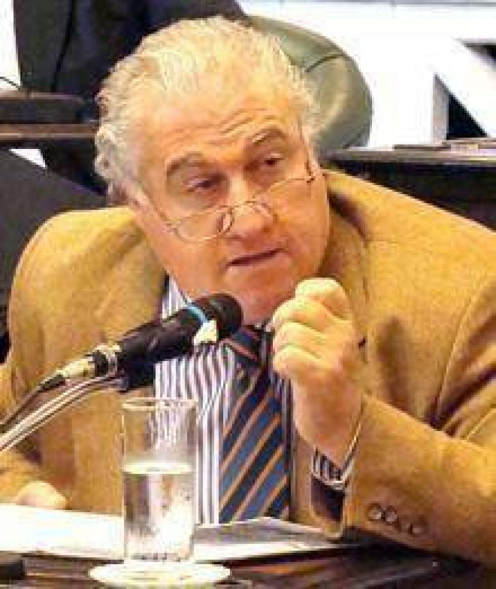 Flinta: "Est�n acorazando al Municipio"