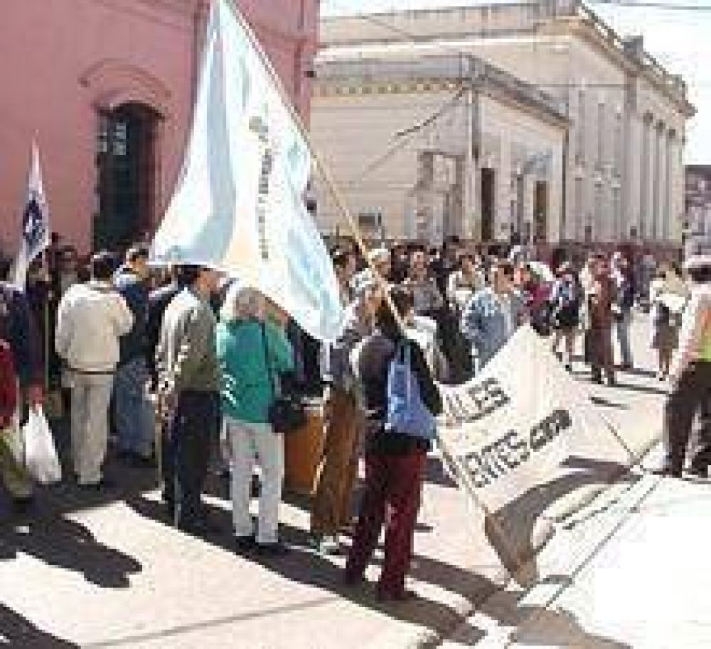 "Peligran los sueldos de los judiciales correntinos"