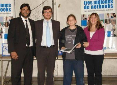 ANSES contin�a entregando netbooks en Mor�n